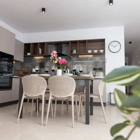 2bed Flat W Shared Heated Pool In Mlh By Homely! * メーリッハ