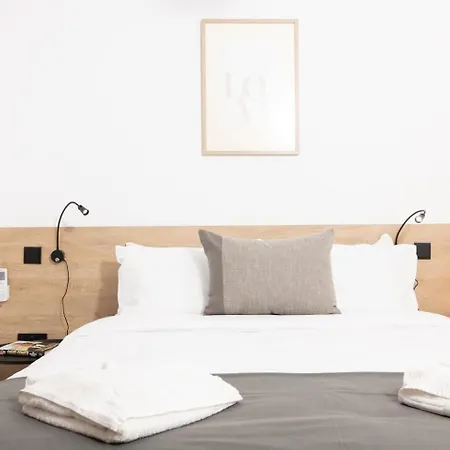 2bed Flat W Shared Heated Pool In Mlh By Homely!