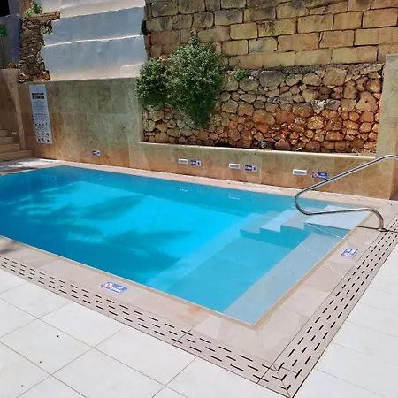 2bed Flat W Shared Heated Pool In Mlh By Homely! *