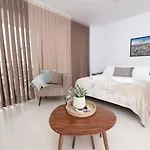 Apartment 2bed Flat W Shared Heated Pool In Mlh By Homely!