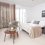 2bed Flat W Shared Heated Pool In Mlh By Homely!