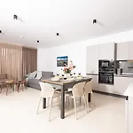 Apartment 2bed Flat W Shared Heated Pool In Mlh By Homely! *