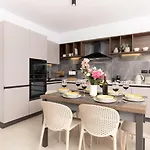 Apartment 2bed Flat W Shared Heated Pool In Mlh By Homely! *