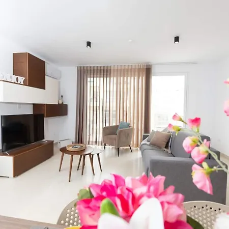 2bed Flat W Shared Heated Pool In Mlh By Homely! *