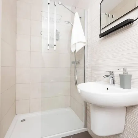 2bed Flat W Shared Heated Pool In Mlh By Homely! Apartment *