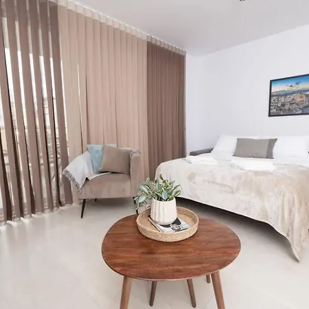 Apartment 2bed Flat W Shared Heated Pool In Mlh By Homely!