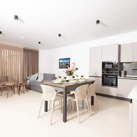 Apartment 2bed Flat W Shared Heated Pool In Mlh By Homely! *