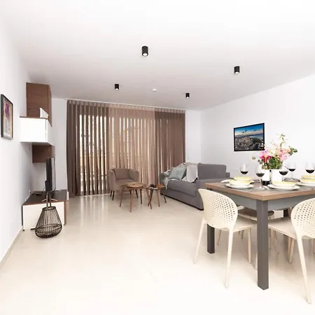 Apartment 2bed Flat W Shared Heated Pool In Mlh By Homely!