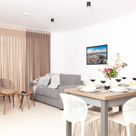 2bed Flat W Shared Heated Pool In Mlh By Homely! *