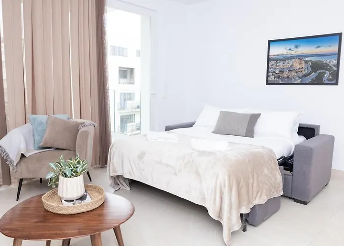 2bed Flat W Shared Heated Pool In Mlh By Homely! *