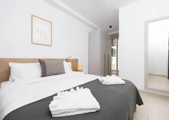 2bed Flat W Shared Heated Pool In Mlh By Homely! Διαμέρισμα *