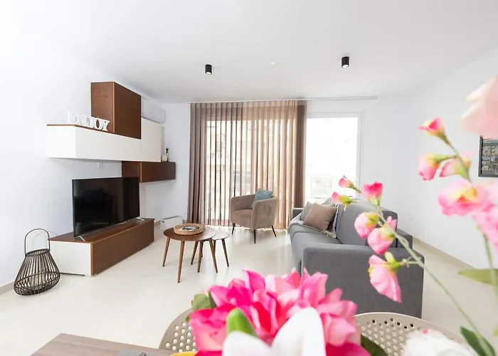 2bed Flat W Shared Heated Pool In Mlh By Homely! *