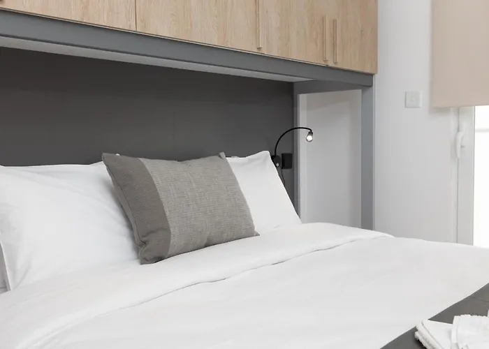 2bed Flat W Shared Heated Pool In Mlh By Homely! Διαμέρισμα *