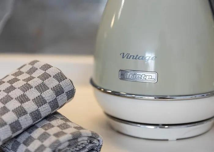 2bed Flat W Shared Heated Pool In Mlh By Homely! *