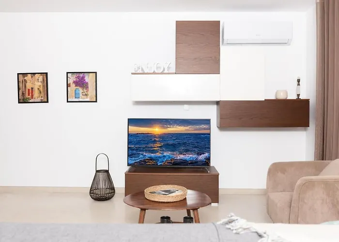 2bed Flat W Shared Heated Pool In Mlh By Homely! Διαμέρισμα