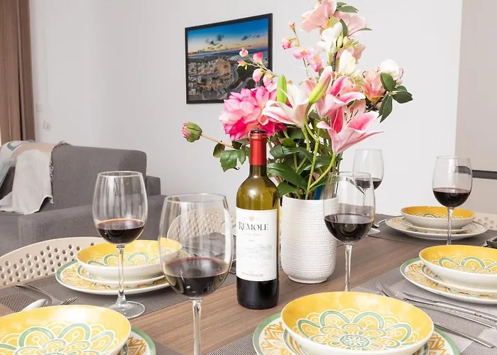 2bed Flat W Shared Heated Pool In Mlh By Homely! Διαμέρισμα