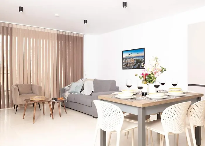 2bed Flat W Shared Heated Pool In Mlh By Homely! *