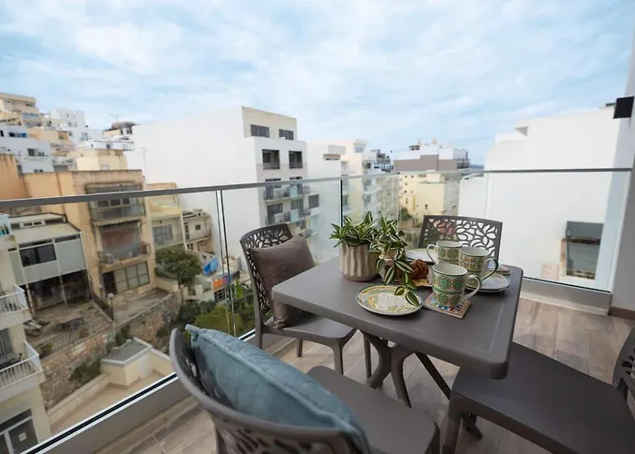 2bed Flat W Shared Heated Pool In Mlh By Homely! Διαμέρισμα