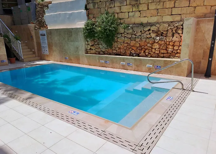 2bed Flat W Shared Heated Pool In Mlh By Homely! *